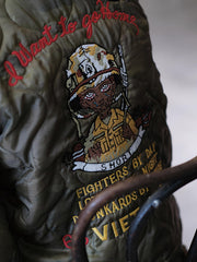 詳細画像: 袖部分の「竜と虎」刺繍ディテール
モデル画像: モデルが着用するヴィンテージ刺繍ジャケットのコーディネート例