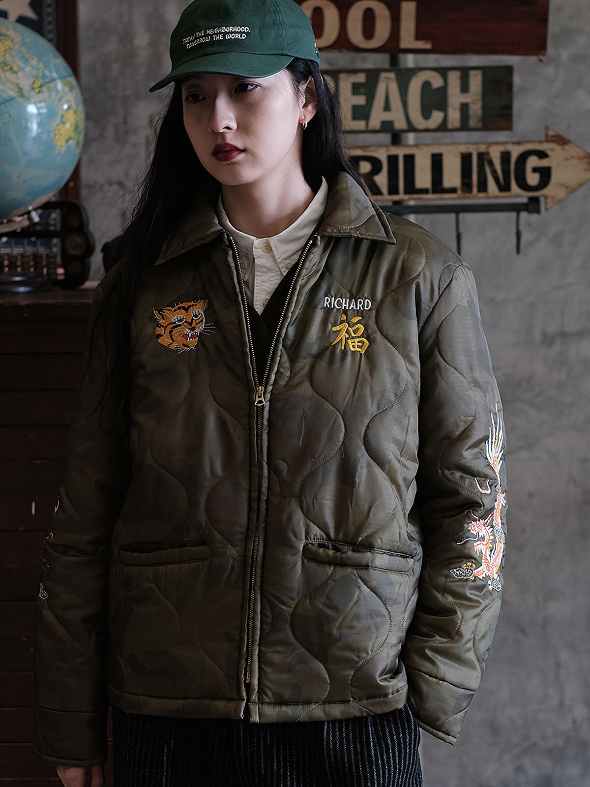 詳細画像: 袖部分の「竜と虎」刺繍ディテール
モデル画像: モデルが着用するヴィンテージ刺繍ジャケットのコーディネート例