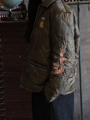 詳細画像: 袖部分の「竜と虎」刺繍ディテール
モデル画像: モデルが着用するヴィンテージ刺繍ジャケットのコーディネート例