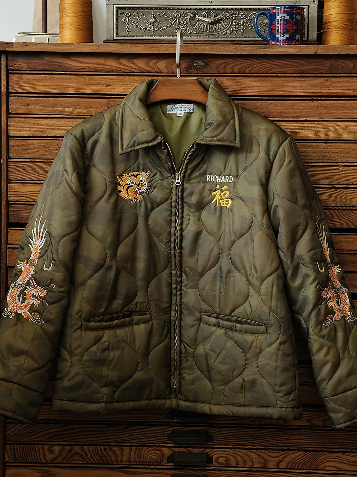 製品画像: クラシックな「竜と虎」刺繍入りコットンライナージャケット全体画像
詳細画像: 袖部分の「竜と虎」刺繍ディテール