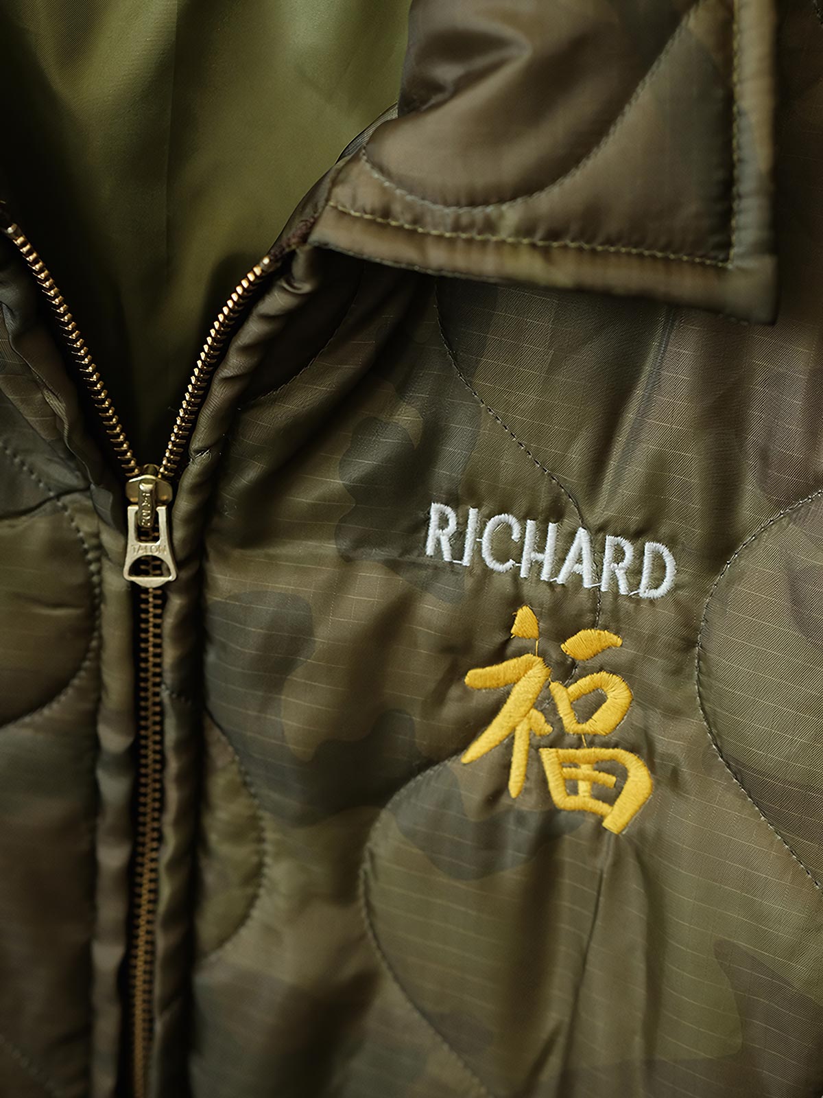 製品画像: クラシックな「竜と虎」刺繍入りコットンライナージャケット全体画像
詳細画像: 袖部分の「竜と虎」刺繍ディテール