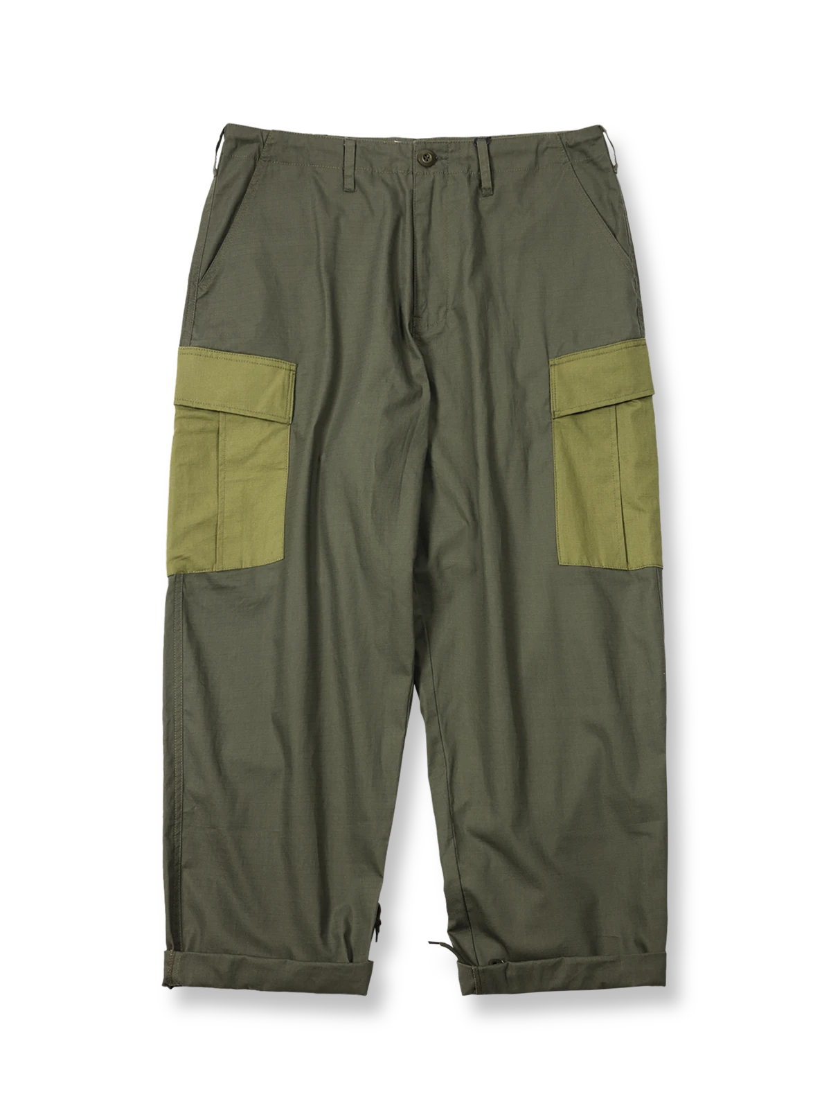 製品画像: パネルポケット付きワークパンツ全体画像、ルーズフィットデザインとドローストリング調節可能
詳細画像: ワークパンツの大きなパネルポケットとドローストリングのディテール