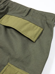 製品画像: パネルポケット付きワークパンツ全体画像、ルーズフィットデザインとドローストリング調節可能
詳細画像: ワークパンツの大きなパネルポケットとドローストリングのディテール