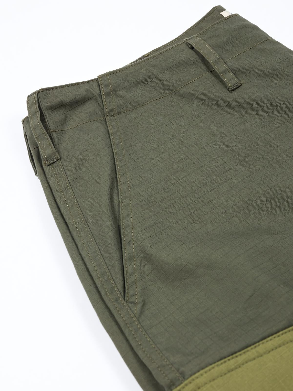 製品画像: パネルポケット付きワークパンツ全体画像、ルーズフィットデザインとドローストリング調節可能
詳細画像: ワークパンツの大きなパネルポケットとドローストリングのディテール