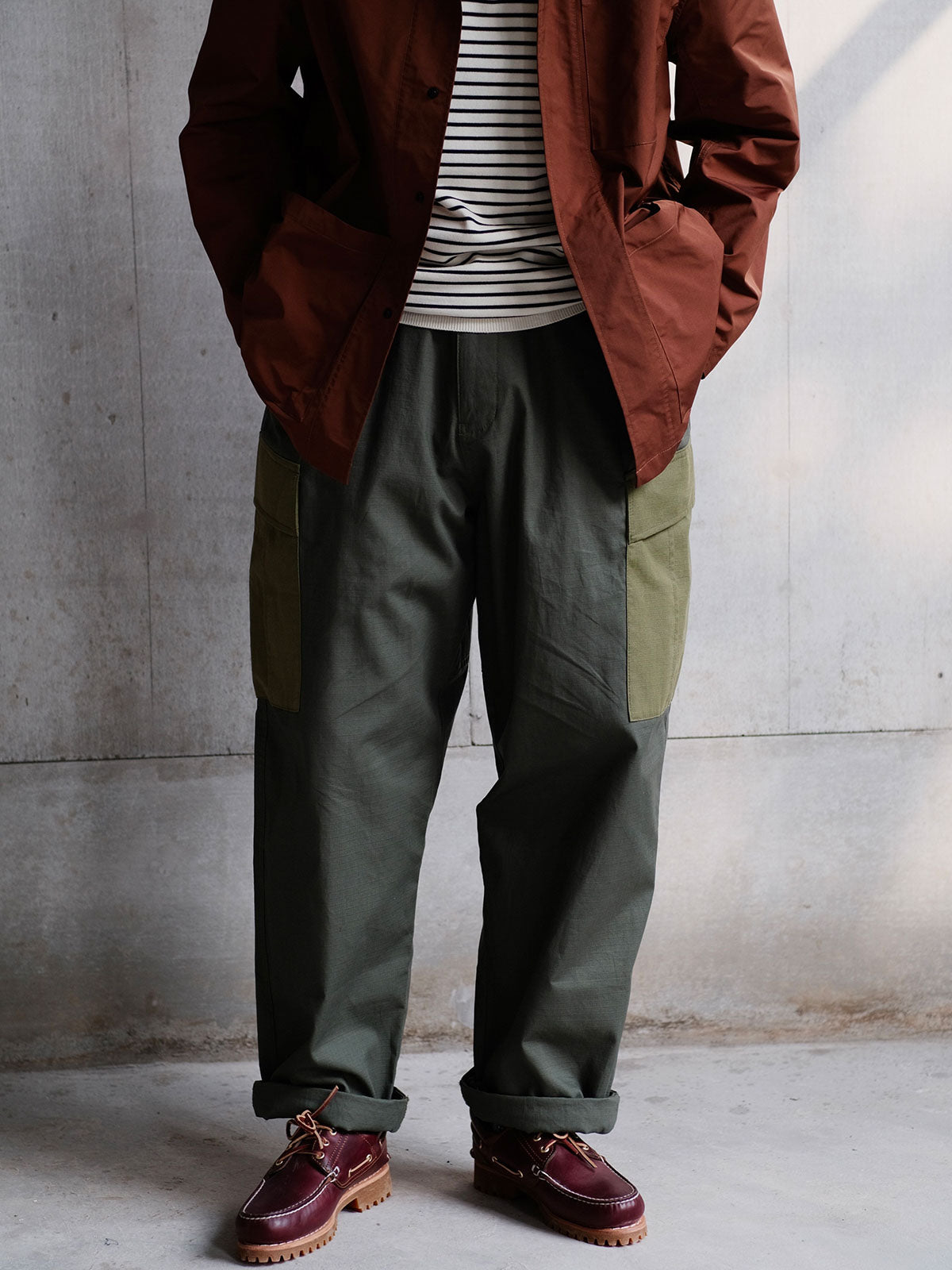 詳細画像: ワークパンツの大きなパネルポケットとドローストリングのディテール
モデル画像: ワークパンツの着用イメージ、日常使いに最適なカジュアルスタイル