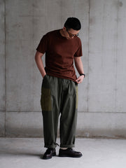 詳細画像: ワークパンツの大きなパネルポケットとドローストリングのディテール
モデル画像: ワークパンツの着用イメージ、日常使いに最適なカジュアルスタイル