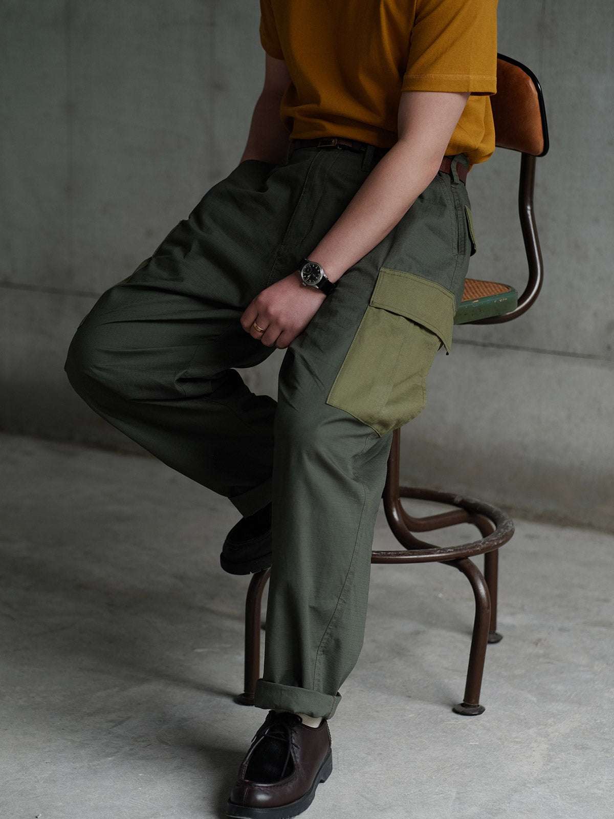 詳細画像: ワークパンツの大きなパネルポケットとドローストリングのディテール
モデル画像: ワークパンツの着用イメージ、日常使いに最適なカジュアルスタイル
