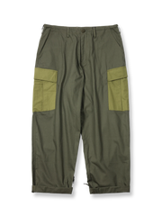 製品画像: パネルポケット付きワークパンツ全体画像、ルーズフィットデザインとドローストリング調節可能
詳細画像: ワークパンツの大きなパネルポケットとドローストリングのディテール