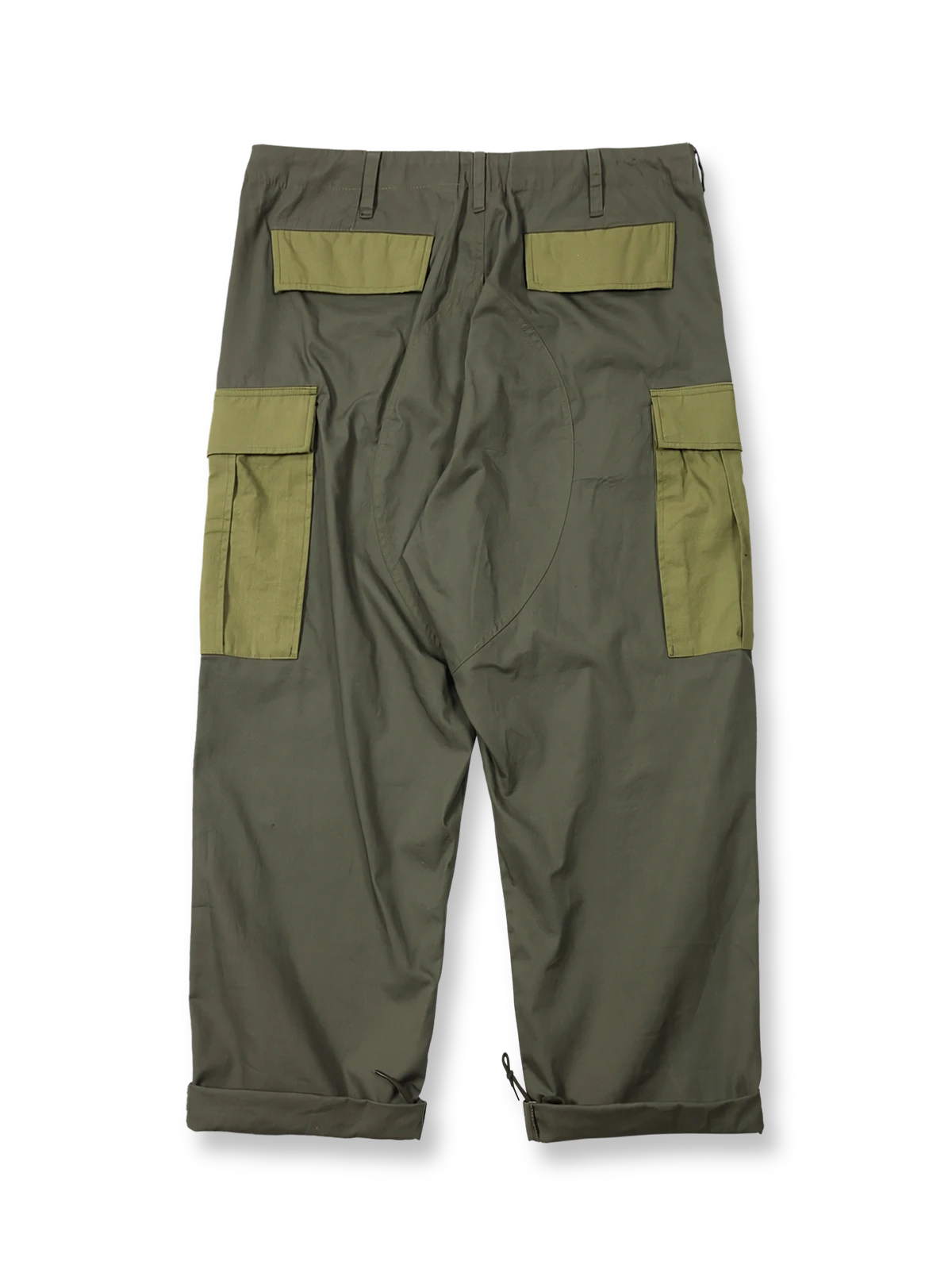 製品画像: パネルポケット付きワークパンツ全体画像、ルーズフィットデザインとドローストリング調節可能
詳細画像: ワークパンツの大きなパネルポケットとドローストリングのディテール