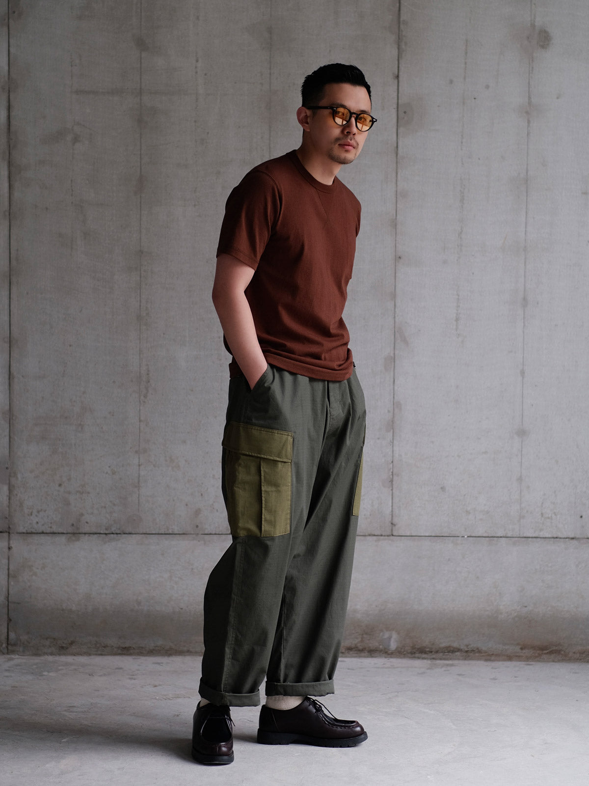 詳細画像: ワークパンツの大きなパネルポケットとドローストリングのディテール
モデル画像: ワークパンツの着用イメージ、日常使いに最適なカジュアルスタイル