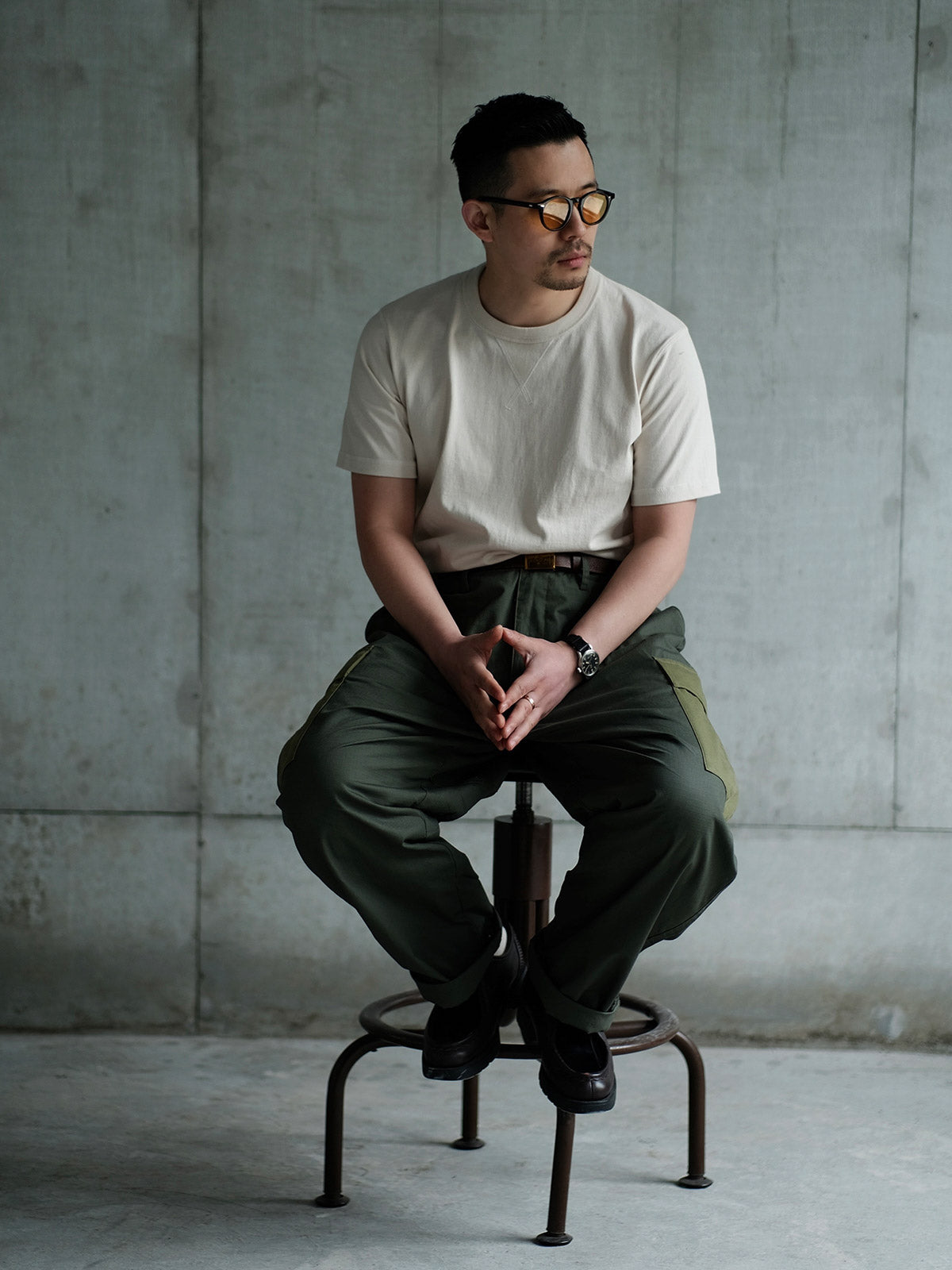 詳細画像: ワークパンツの大きなパネルポケットとドローストリングのディテール
モデル画像: ワークパンツの着用イメージ、日常使いに最適なカジュアルスタイル