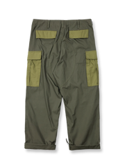 製品画像: パネルポケット付きワークパンツ全体画像、ルーズフィットデザインとドローストリング調節可能
詳細画像: ワークパンツの大きなパネルポケットとドローストリングのディテール