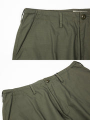 製品画像: パネルポケット付きワークパンツ全体画像、ルーズフィットデザインとドローストリング調節可能
詳細画像: ワークパンツの大きなパネルポケットとドローストリングのディテール