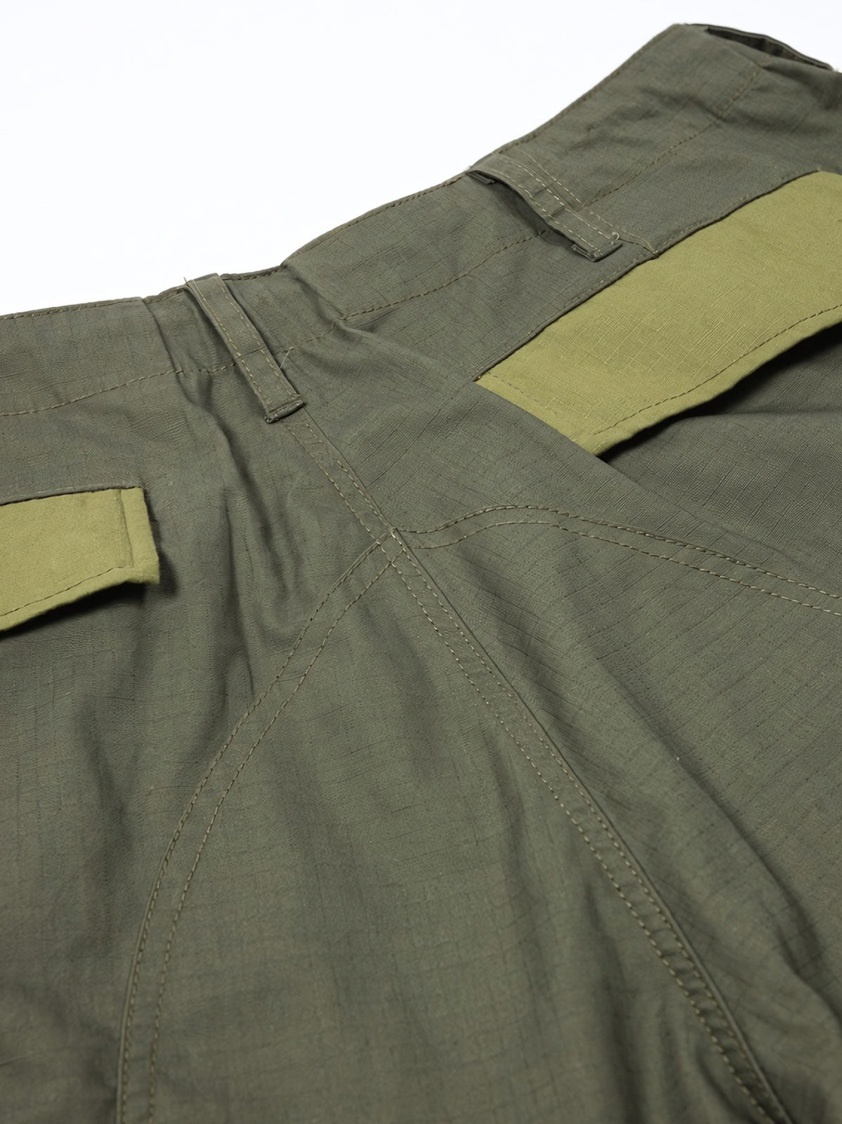 製品画像: パネルポケット付きワークパンツ全体画像、ルーズフィットデザインとドローストリング調節可能
詳細画像: ワークパンツの大きなパネルポケットとドローストリングのディテール