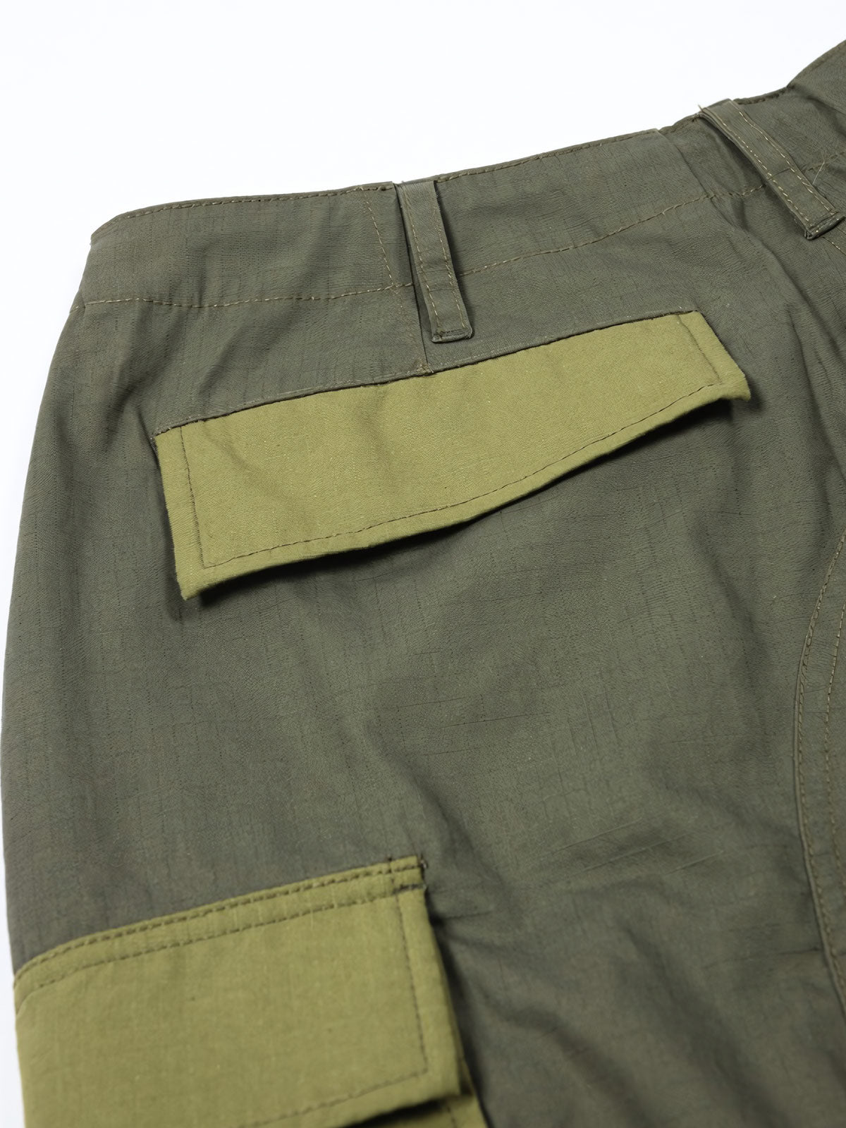 製品画像: パネルポケット付きワークパンツ全体画像、ルーズフィットデザインとドローストリング調節可能
詳細画像: ワークパンツの大きなパネルポケットとドローストリングのディテール