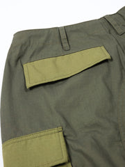 製品画像: パネルポケット付きワークパンツ全体画像、ルーズフィットデザインとドローストリング調節可能
詳細画像: ワークパンツの大きなパネルポケットとドローストリングのディテール