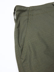 製品画像: パネルポケット付きワークパンツ全体画像、ルーズフィットデザインとドローストリング調節可能
詳細画像: ワークパンツの大きなパネルポケットとドローストリングのディテール