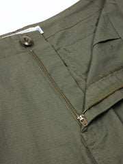 製品画像: パネルポケット付きワークパンツ全体画像、ルーズフィットデザインとドローストリング調節可能
詳細画像: ワークパンツの大きなパネルポケットとドローストリングのディテール