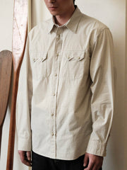 詳細画像: ジャケットのYKKヴィンテージジッパーとバイカースタイルの襟ディテールが分かる画像
モデル画像: ヴィンテージ加工バイカースタイルのデニムジップジャケットを着用したモデルの全身画像