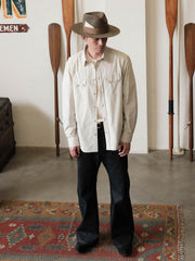 詳細画像: ジャケットのYKKヴィンテージジッパーとバイカースタイルの襟ディテールが分かる画像
モデル画像: ヴィンテージ加工バイカースタイルのデニムジップジャケットを着用したモデルの全身画像