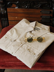 製品画像: ヴィンテージ加工バイカースタイルのデニムジップジャケットの正面画像。タフでスタイリッシュなデザインが際立つ
詳細画像: ジャケットのYKKヴィンテージジッパーとバイカースタイルの襟ディテールが分かる画像