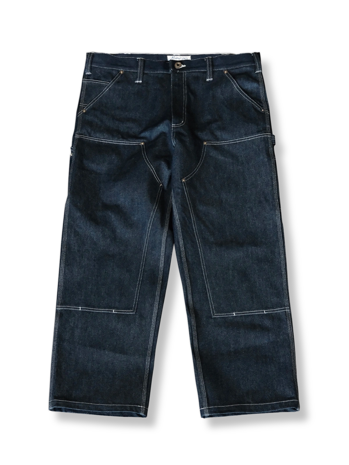 製品画像: ヴィンテージ感が漂う赤耳ナローフィットワークデニムパンツの正面画像。ルーズフィットのクラシックデザインが特徴
詳細画像: 14ozセルビッジデニムとリベットステッチのディテールが強調された画像