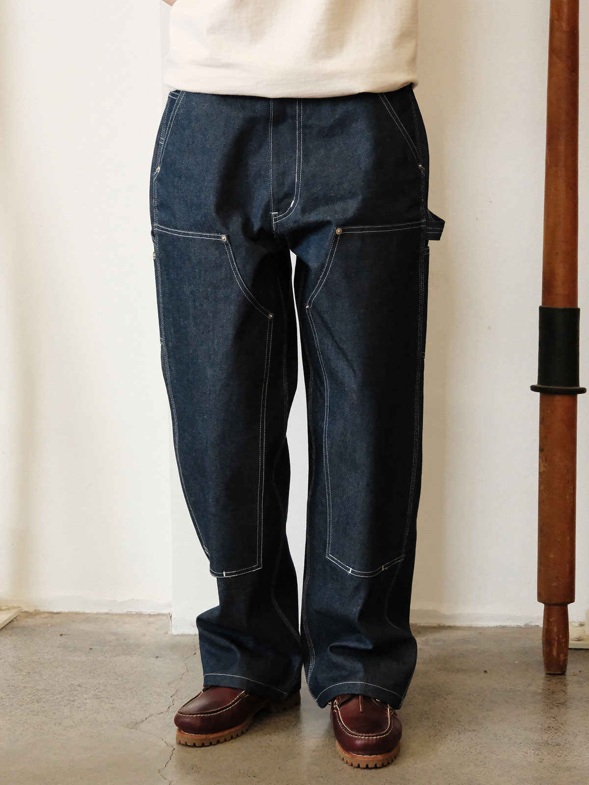 詳細画像: 14ozセルビッジデニムとリベットステッチのディテールが強調された画像
モデル画像: 赤耳ナローフィットワークデニムパンツを着用したモデルの全身画像、ヴィンテージワークスタイルを再現