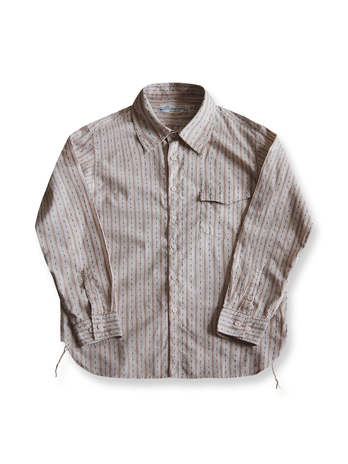 製品画像: ヴィンテージジャカードストライプワイドカラーシャツの全体画像、クラシックな1930年代のデザインが特徴
詳細画像: ジャカード織りのコットン生地と果実ボタンのディテールが際立つヴィンテージシャツ