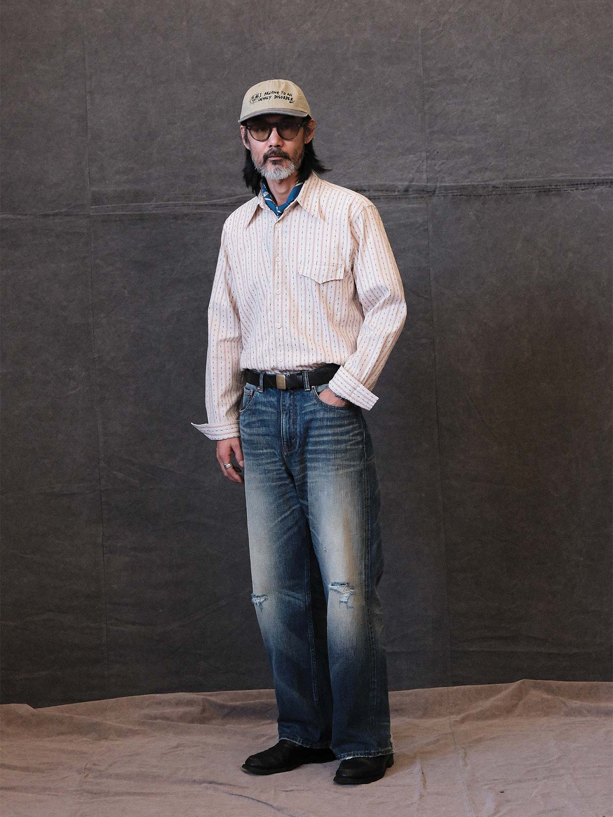 詳細画像: ジャカード織りのコットン生地と果実ボタンのディテールが際立つヴィンテージシャツ
モデル画像: ワイドカラーが特徴のヴィンテージストライプシャツの着用イメージ