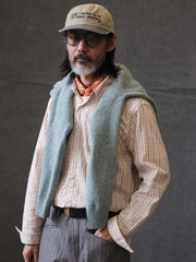 詳細画像: ジャカード織りのコットン生地と果実ボタンのディテールが際立つヴィンテージシャツ
モデル画像: ワイドカラーが特徴のヴィンテージストライプシャツの着用イメージ