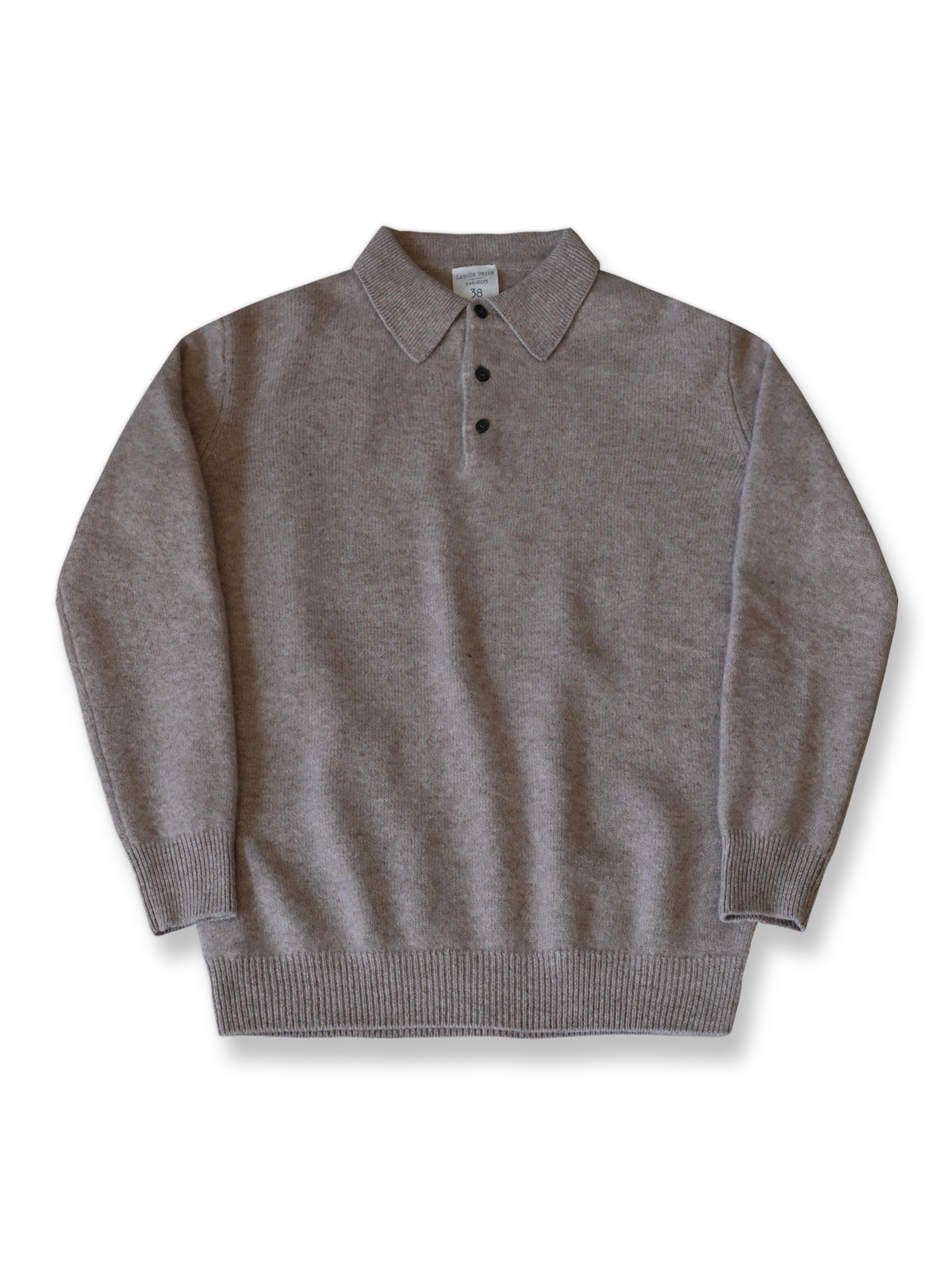 製品画像: オーストラリア産100%純ウール使用のポロニットセーター全体画像
詳細画像: 上質なシェルボタンと厚手の純ウール編み目のディテール