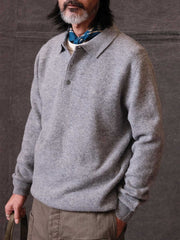 詳細画像: 上質なシェルボタンと厚手の純ウール編み目のディテール
モデル画像: メンズ用純ウールポロニットセーターの着用イメージ、レギュラーフィット