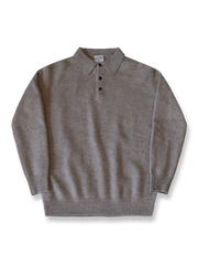 製品画像: オーストラリア産100%純ウール使用のポロニットセーター全体画像
詳細画像: 上質なシェルボタンと厚手の純ウール編み目のディテール