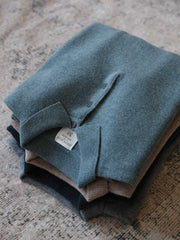 製品画像: オーストラリア産100%純ウール使用のポロニットセーター全体画像
詳細画像: 上質なシェルボタンと厚手の純ウール編み目のディテール