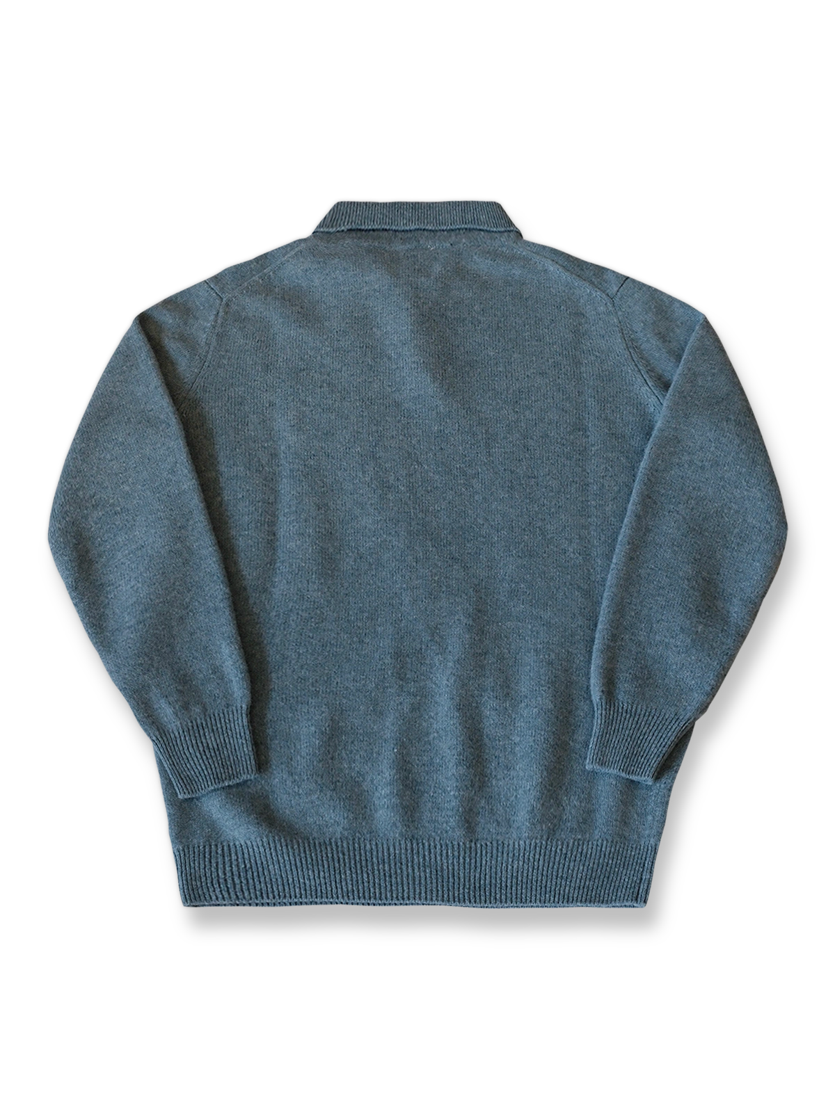 製品画像: オーストラリア産100%純ウール使用のポロニットセーター全体画像
詳細画像: 上質なシェルボタンと厚手の純ウール編み目のディテール