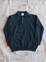 製品画像: オーストラリア産100%純ウール使用のポロニットセーター全体画像
詳細画像: 上質なシェルボタンと厚手の純ウール編み目のディテール