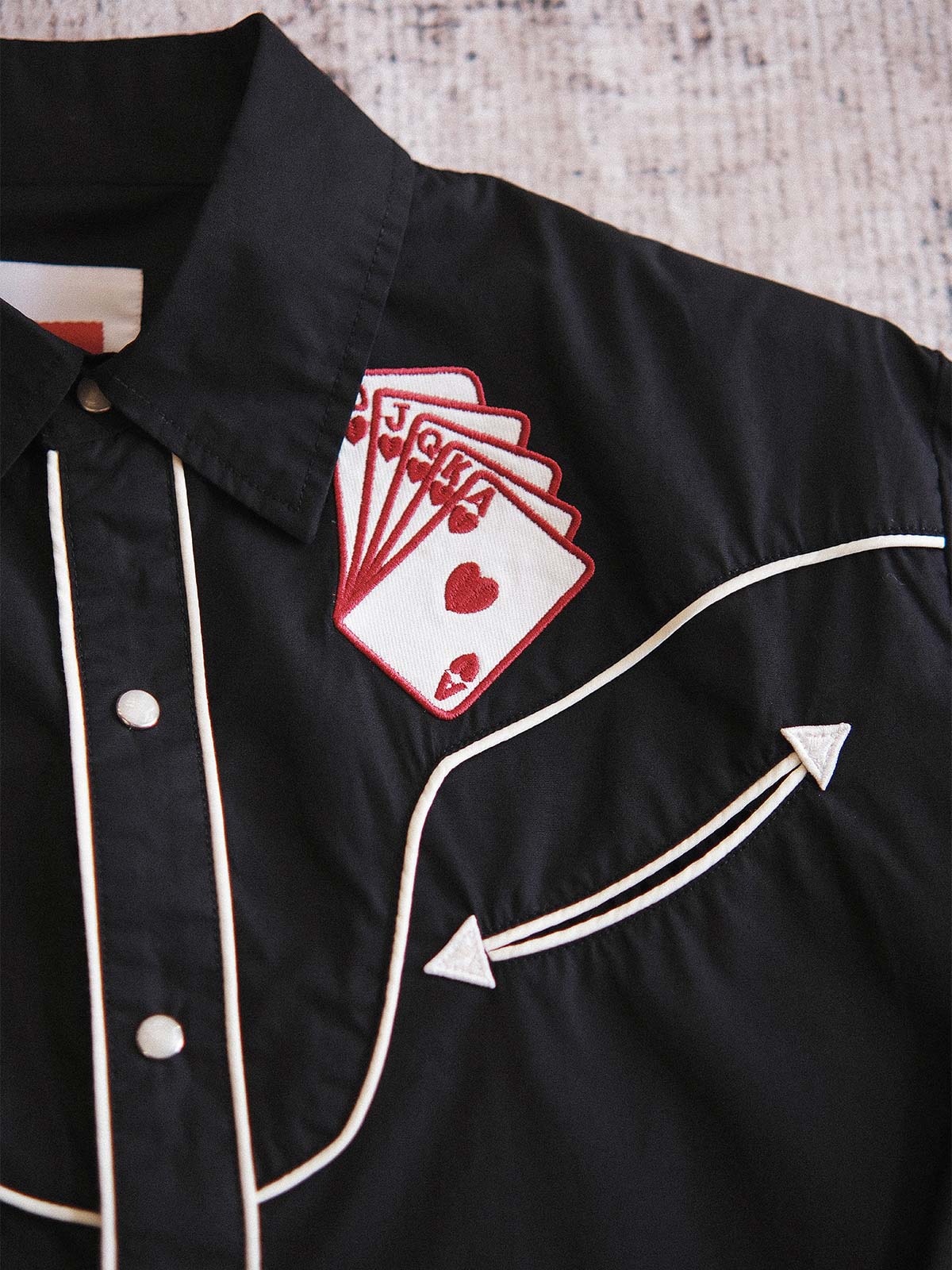 製品画像: 19世紀風のヴィンテージウエスタン刺繍長袖シャツの正面画像。鮮やかな刺繍が際立つデザイン
詳細画像: 肩部と胸部に施された精巧な刺繍デザインが見える画像