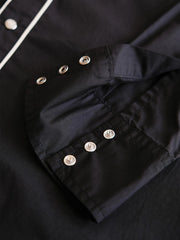 製品画像: 19世紀風のヴィンテージウエスタン刺繍長袖シャツの正面画像。鮮やかな刺繍が際立つデザイン
詳細画像: 肩部と胸部に施された精巧な刺繍デザインが見える画像