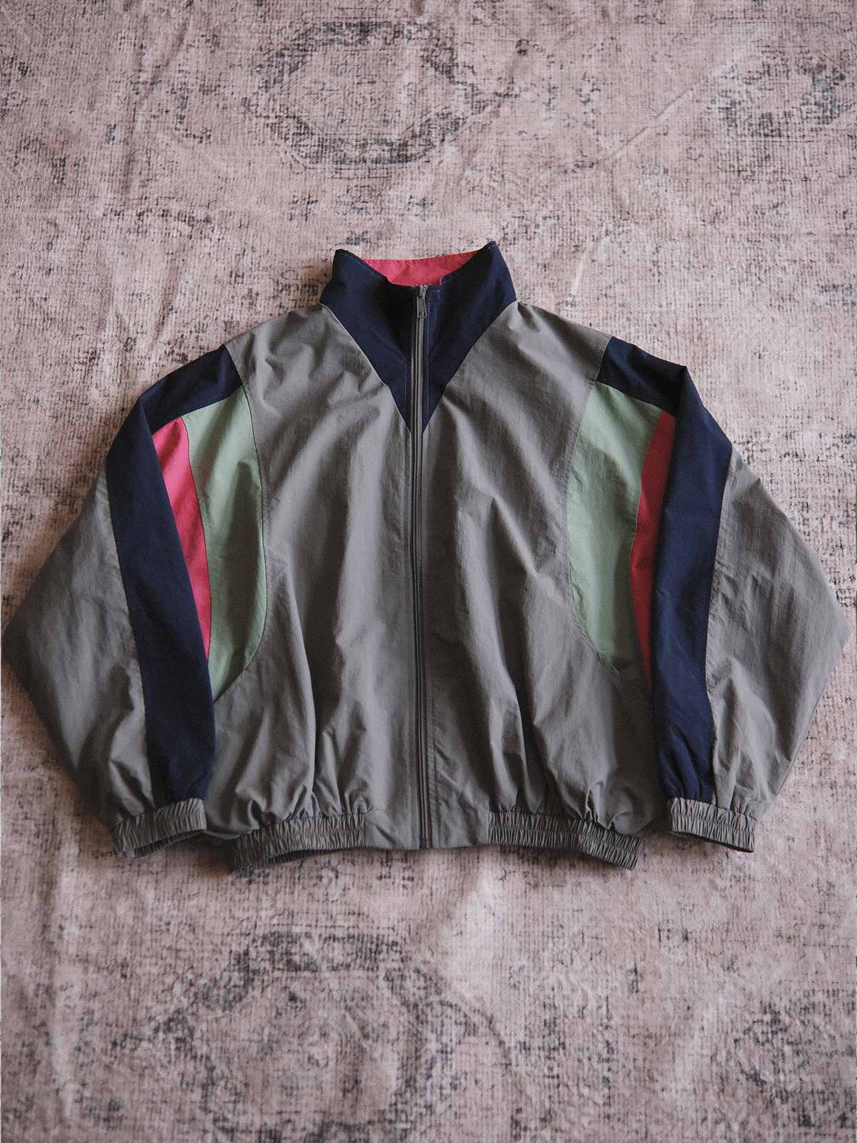 製品画像: ヴィンテージパッチワークコーチジャケットの正面画像、80年代風のカラーブロックデザイン
詳細画像: 防水・防風ナイロン素材とパッチワークディテールが特徴のヴィンテージコーチジャケット