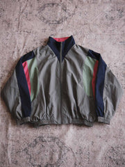 製品画像: ヴィンテージパッチワークコーチジャケットの正面画像、80年代風のカラーブロックデザイン
詳細画像: 防水・防風ナイロン素材とパッチワークディテールが特徴のヴィンテージコーチジャケット