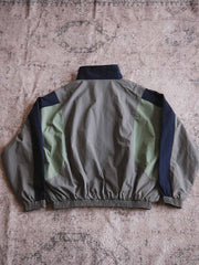 製品画像: ヴィンテージパッチワークコーチジャケットの正面画像、80年代風のカラーブロックデザイン
詳細画像: 防水・防風ナイロン素材とパッチワークディテールが特徴のヴィンテージコーチジャケット
