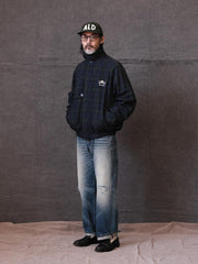 詳細画像: 刺繍ディテールとラグランスリーブデザインのクローズアップ画像
モデル画像: 改良バージョン ハリントンジャケットを着用したモデルのスタイル全身画像