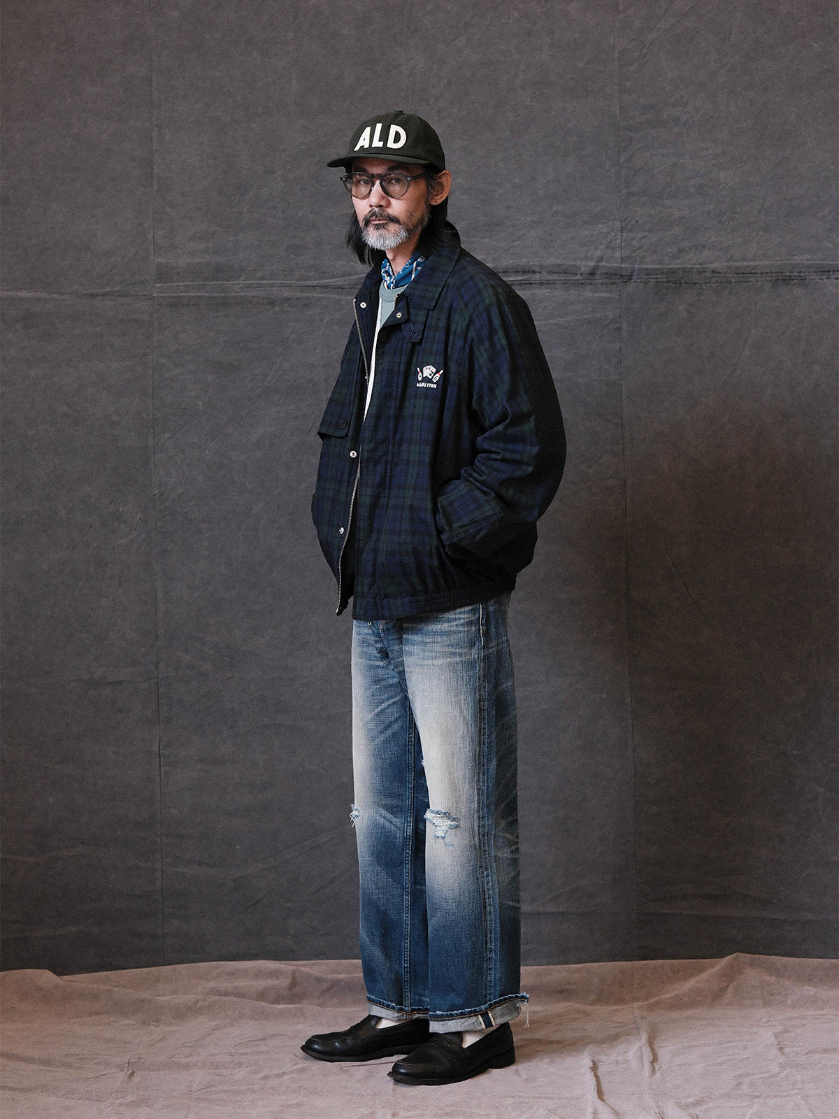 製品画像: 改良バージョン ハリントンラグランスリーブ刺繍ジャケットの全体画像。クラシックとモダンなデザインが際立つ
詳細画像: 刺繍ディテールとラグランスリーブデザインのクローズアップ画像