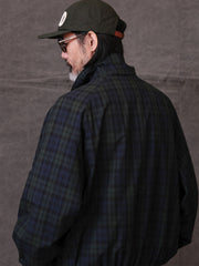 製品画像: 改良バージョン ハリントンラグランスリーブ刺繍ジャケットの全体画像。クラシックとモダンなデザインが際立つ
詳細画像: 刺繍ディテールとラグランスリーブデザインのクローズアップ画像