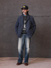 詳細画像: ウォッシュ加工されたヘリンボーン柄の生地とヴィンテージメタルボタンのディテール
モデル画像: ゆるやかなフィットでスタイリッシュなヴィンテージウォッシュジャケットの着用イメージ