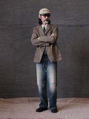 詳細画像: ウォッシュ加工されたヘリンボーン柄の生地とヴィンテージメタルボタンのディテール
モデル画像: ゆるやかなフィットでスタイリッシュなヴィンテージウォッシュジャケットの着用イメージ