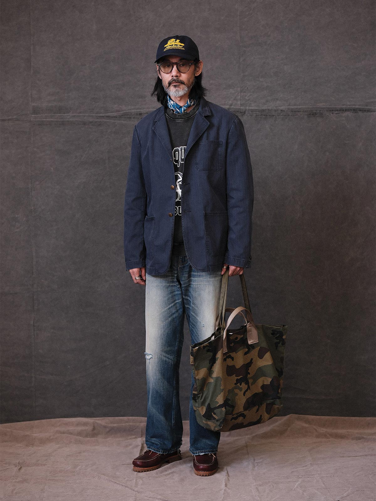 詳細画像: ウォッシュ加工されたヘリンボーン柄の生地とヴィンテージメタルボタンのディテール
モデル画像: ゆるやかなフィットでスタイリッシュなヴィンテージウォッシュジャケットの着用イメージ