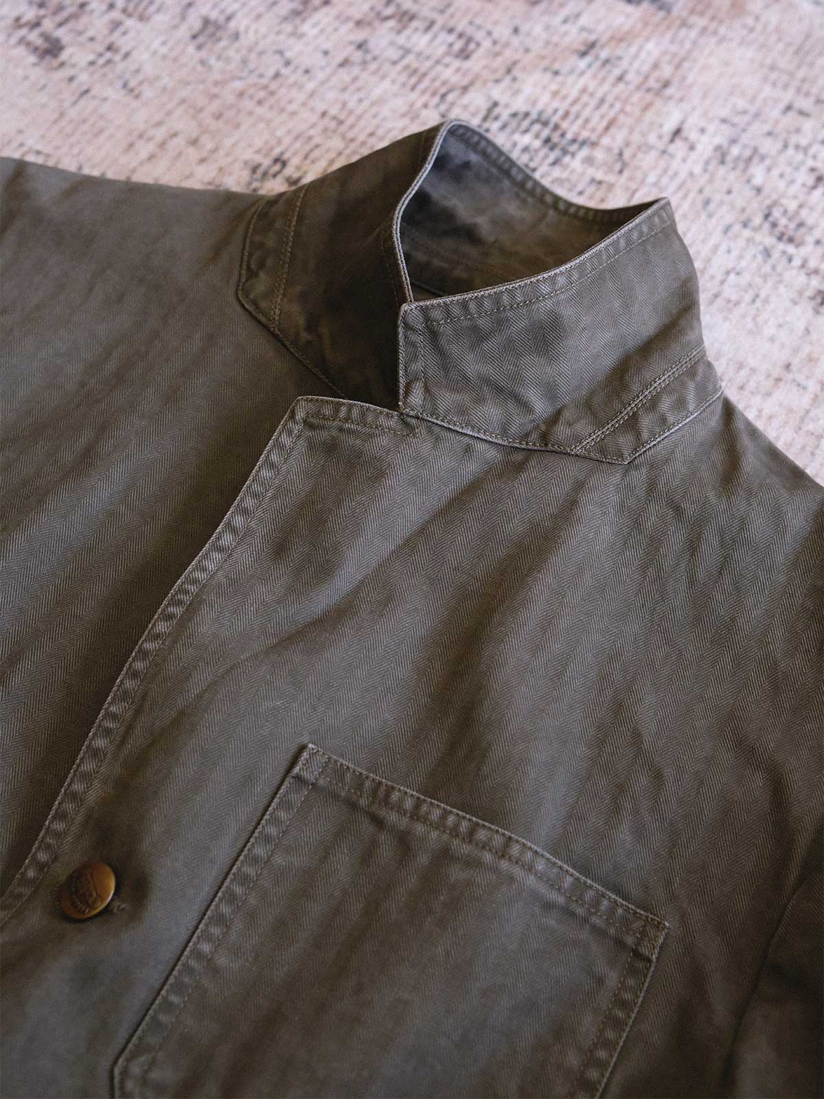 製品画像: ヴィンテージヘリンボーンウォッシュジャケットの全体画像、独特な時代感を持つデザイン
詳細画像: ウォッシュ加工されたヘリンボーン柄の生地とヴィンテージメタルボタンのディテール