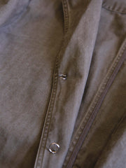 製品画像: ヴィンテージヘリンボーンウォッシュジャケットの全体画像、独特な時代感を持つデザイン
詳細画像: ウォッシュ加工されたヘリンボーン柄の生地とヴィンテージメタルボタンのディテール