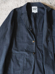 製品画像: ヴィンテージヘリンボーンウォッシュジャケットの全体画像、独特な時代感を持つデザイン
詳細画像: ウォッシュ加工されたヘリンボーン柄の生地とヴィンテージメタルボタンのディテール